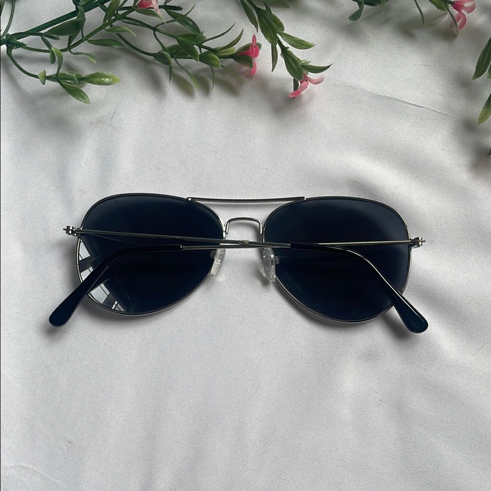 Classic Aviator Sunglasses - Picture 4 of 5